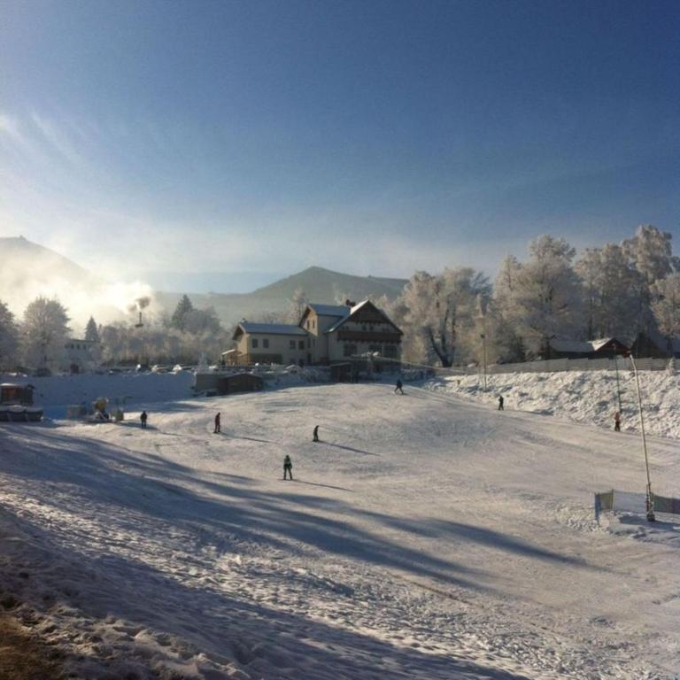 Проживання в сім'ї Przystanek Bavaria - Sauny, Parking Oraz Wstep Do Parku Bajek W Cenie! Карпач