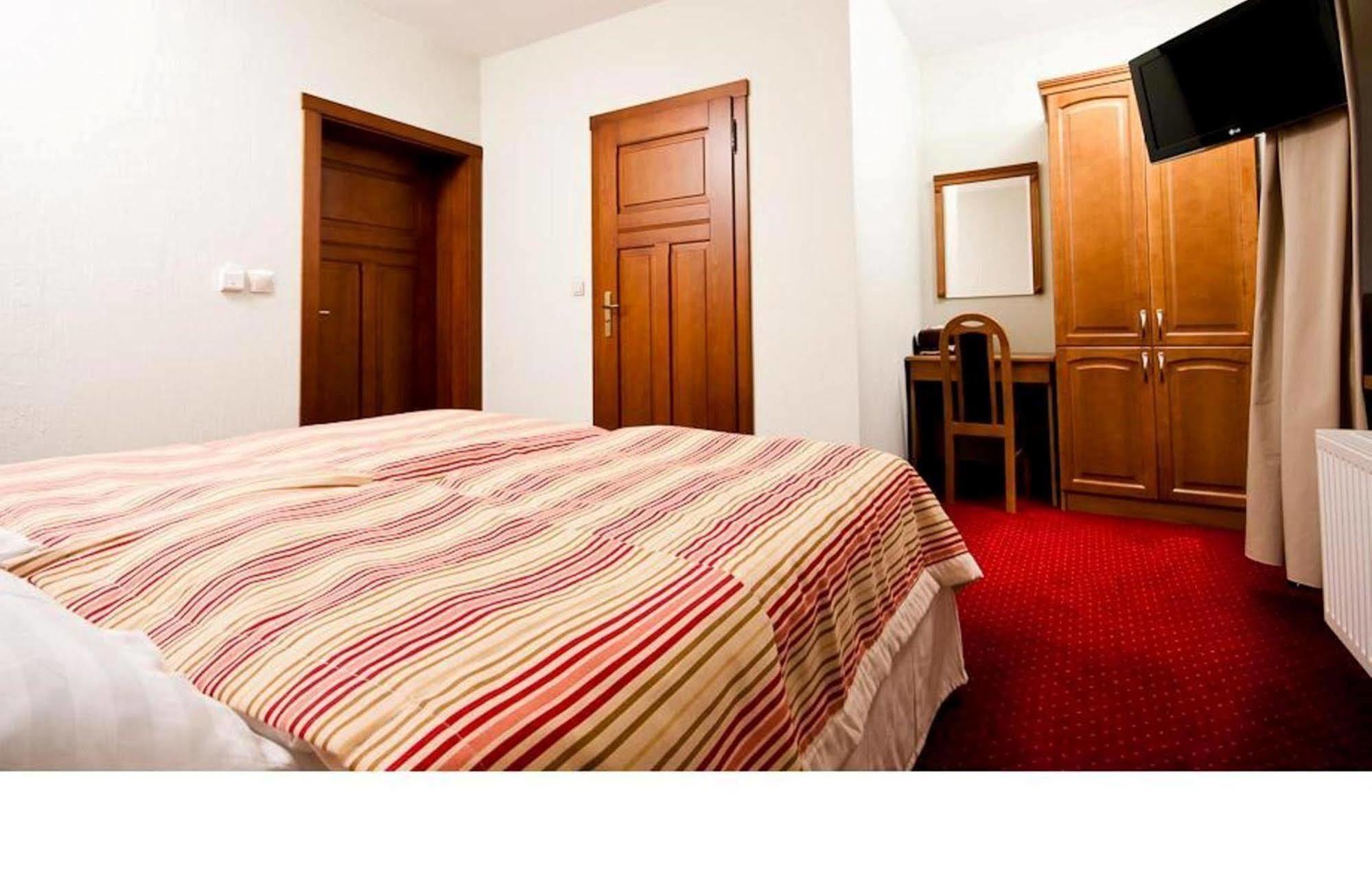 Przystanek Bavaria - Sauny, Parking Oraz Wstep Do Parku Bajek W Cenie! Habitación en casa particular *